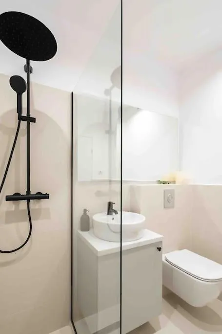 Sunny 2Br Flat - Top Location - 3 Balconies Boekarest Appartement
